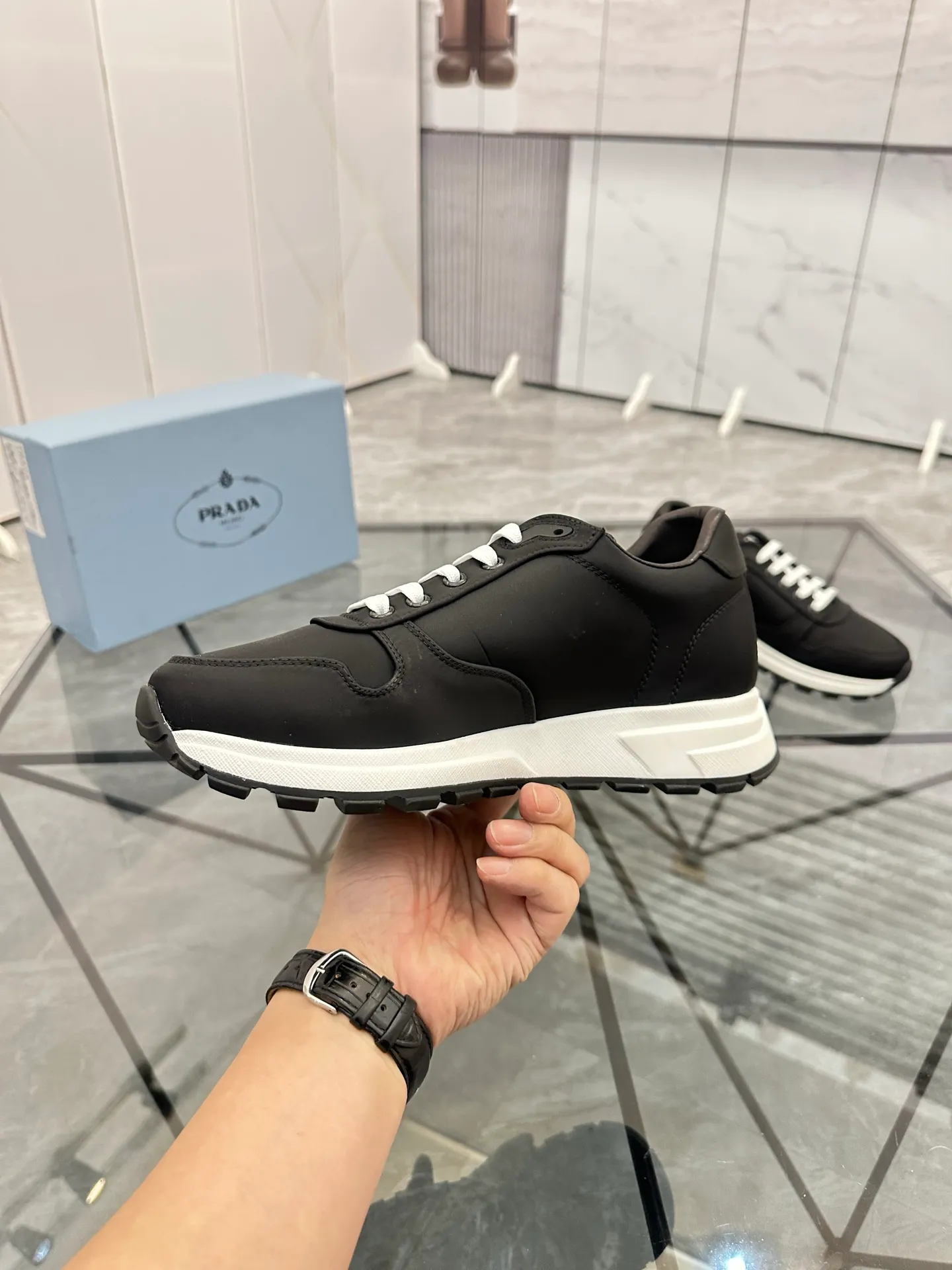 Men's shoes: 💰P440¥ Product trademark: Prada *"Prada*" low-top casual shoes Regular size: 38-44 (can be customized to 45.46) Product materials: Upper imported from the counter original fabric, sheepskin lining, original outsole. Number: 835
